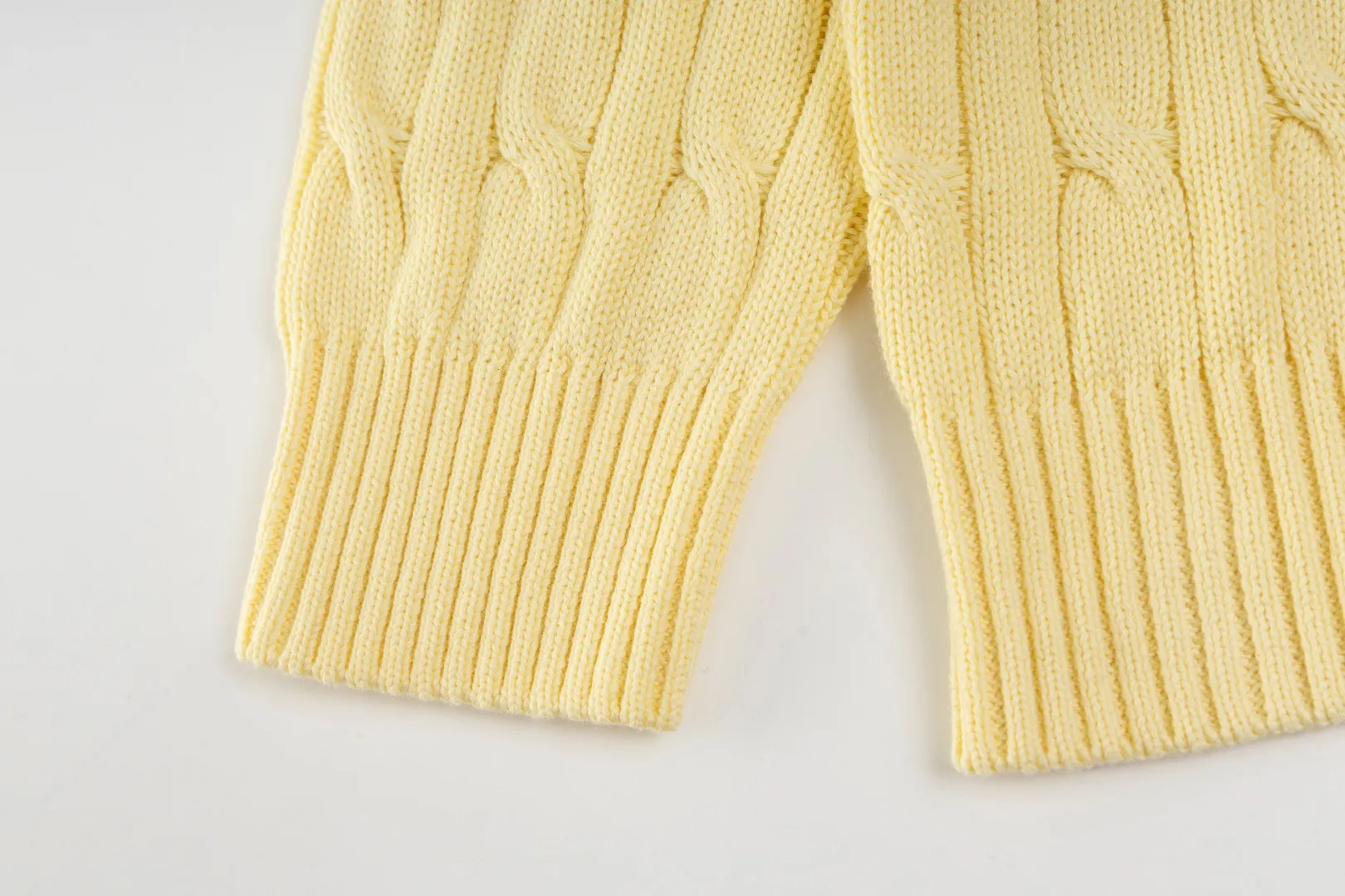 P236 #R84 RALPH LAUREN Six-color classic hooded twist pullover sweater with high-density LOGO embroidery on the chest and original custom-made tag accessories. Made of pure cotton yarn, pure cotton is skin-friendly and comfortable, small label war horse embroidered twist hooded sweater 🐎 high quality, follow the blogger to learn how to wear it! Let’s buy a Ralph Lauren cable sweater. It’s a super hard-to-find series after it became popular. It’s hard to find one on the official website. It’s simple and practical to wear, with a lazy and loose feel. The thickened fabric has more texture, feels soft and delicate, and has a loose fit. Whether worn alone or layered, you can wear different styles of fashion with just one piece!   Size: S M L